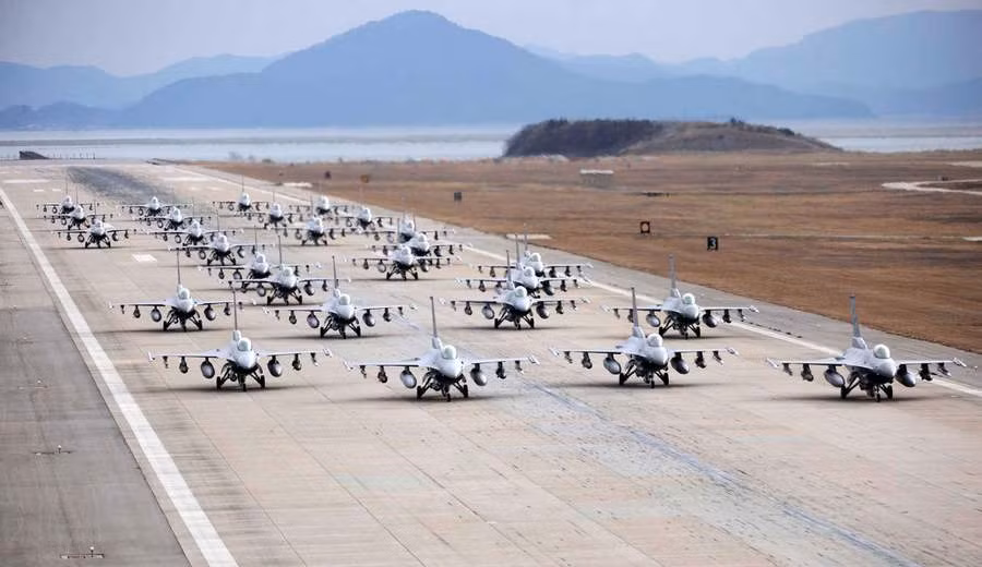 F-16 - loại tiêm kích rẻ tiền và hiệu quả bậc nhất của Không quân Mỹ trình diễn màn đồng diễn phản ứng nhanh. Nguồn ảnh: USAF.