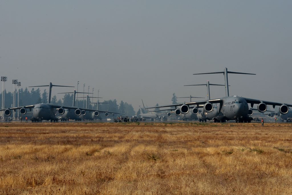 Chiến thuật voi đi bộ rất đơn giản, một hàng dài chiến đấu cơ hoặc máy bay sẽ được xếp ra đường băng cùng lúc và nối đuôi nhau cất cánh, đảm bảo trong thời gian ngắn nhất sẽ xuất kích được nhiều phi cơ nhất. Nguồn ảnh: USAF.