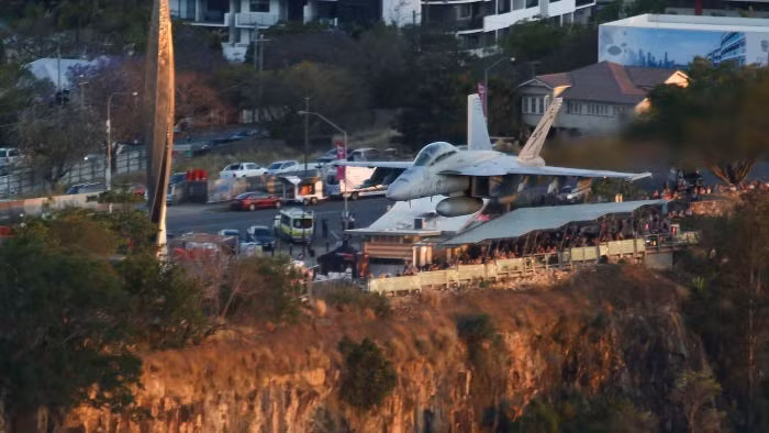 Thậm chí, phản lực cơ F/A-18 còn phải mang theo cả thùng xăng phụ để có thể đủ nhiên liệu nhào lộn, trình diễn trong buổi bế mạc của lễ hội Sunsuper Riverfire 2019 này. Nguồn ảnh: BI.