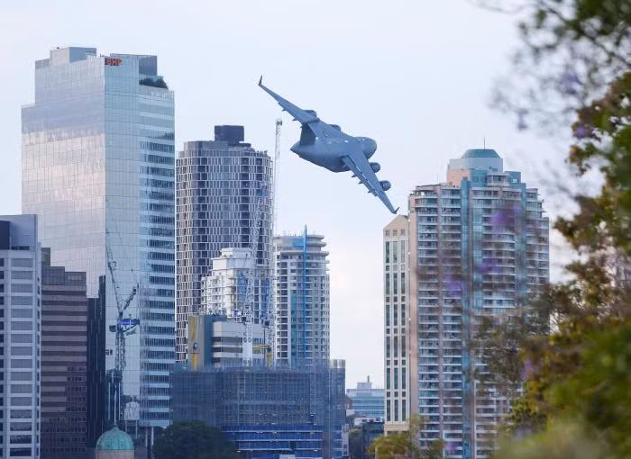 Tuy nhiên, người dân địa phương tỏ ra không mấy hoan nghênh màn trình diễn này của Không quân Australia vì họ lo sợ tiếng ồn từ động cơ có thể ảnh hưởng tiêu cực tới người già, trẻ nhỏ hoặc vật nuôi. Nguồn ảnh: BI.