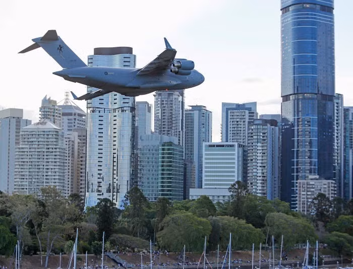 Đặc biệt là ở những đô thị lớn - nơi thường có các dàn radar và tên lửa phòng không đặt trên nóc nhà, việc bay lẫn tránh bên dưới những toà nhà này sẽ giúp phi cơ thoát được việc bị tấn công. Nguồn ảnh: BI.