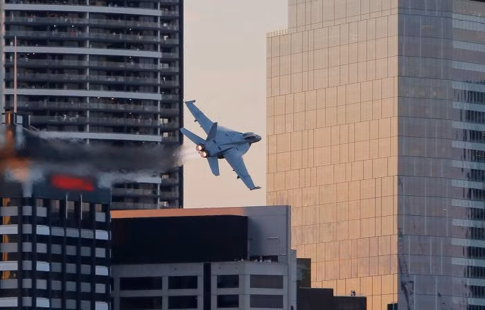 Trong khi đó chiếc tiêm kích F/A-18F xuất hiện trong buổi trình diễn này được cho là thuộc biên chế của phi đội 1 Không quân Australia. Nguồn ảnh: BI.