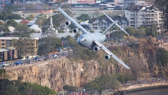 Một loạt các máy bay của không quân Australia trong đó có những chiếc máy bay vận tải C-17 Globemaster nặng nề và chiến đấu cơ F/A-18 đã có cuộc trình diễn cực kỳ mãn nhãn tại Brisbane, Australia hồi cuối tuần vừa rồi. Nguồn ảnh: BI.
