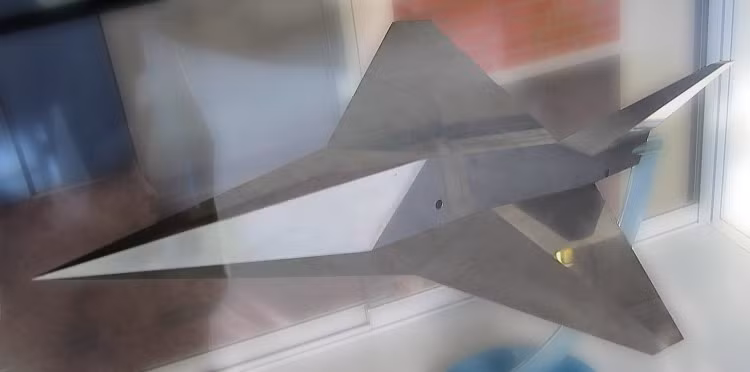 Một trong những ưu điểm trong thiết kế này đó là nó có giá rất rẻ, triển vọng sản xuất hàng loạt sẽ cực kỳ cao và dường như thiết kế của nó có nét tương đồng với loại máy bay ném bom F-117 Nighthawk của Mỹ ra đời sau này. Nguồn ảnh: Pinterest.