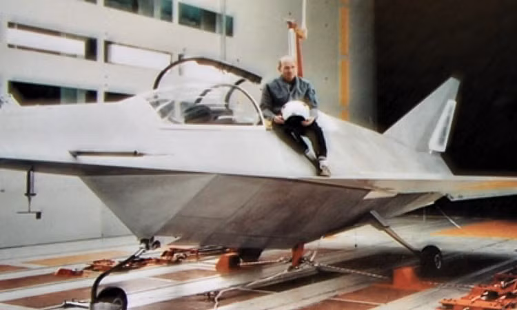 Cụ thể, lớp vỏ của Lampyridae dù không được thiết kế bằng vật liệu tàng hình nhưng lại có cấu trúc rất hiện đại, độ liền mạch cao và trên lý thuyết là hoàn toàn có thể tàng hình được trước các hệ thống radar thời bấy giờ của đối phương. Nguồn ảnh: Pinterest.