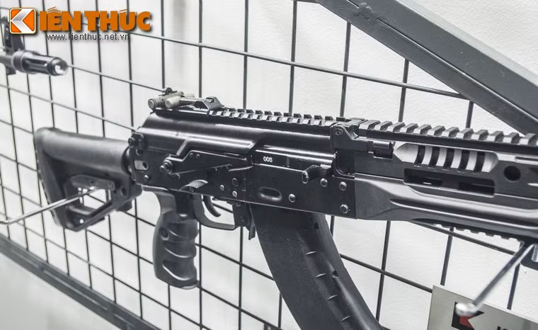 Tuy nhiên súng trường tấn công AK-15 vẫn sở hữu rất nhiều đặc điểm mới và hiện đại hơn nhiều so với các mẫu súng trường tấn công Kalashnikov trước đó.