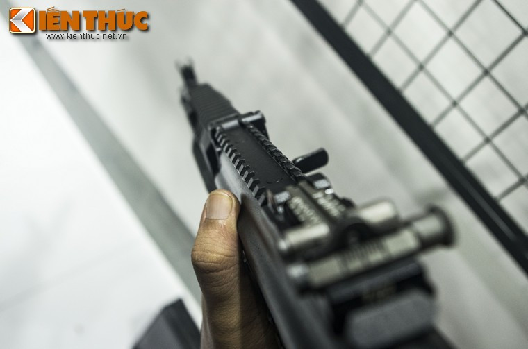 Đặc biệt, thiết kế hiện đại của khẩu AK-15 cho phép nó có thể gắn được các thiết bị phụ trợ khác trên các rãnh kỹ thuật được thiết kế cố định vào súng. Tổng cộng, súng có ba rãnh kỹ thuật để gắn thiết bị ngoài.