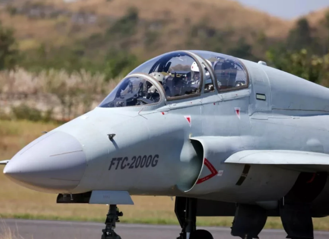 Tốc độ tối đa của FTC-2000G vào khoảng Mach 1.3, tốc độ hành trình khoảng 800 km/h và có tầm chiến đấu 850 km. Chiến đấu cơ này có tốc độ tối thiểu chỉ 125 km/h - giúp nó tấn công các mục tiêu mặt đất với độ chính xác cực cao. Nguồn ảnh: QQ.