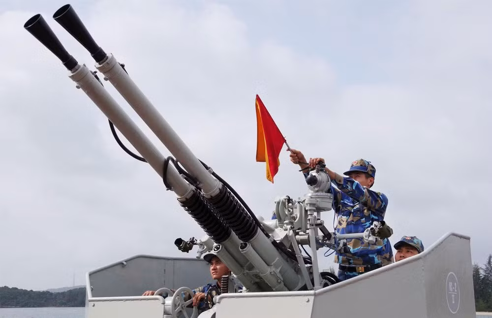 Với tốc độ bắn nhanh như vậy, các nạp đạn viên sẽ phải liên tục đưa đạn vào bệ chứa vì khẩu pháo này có bệ chứa đạn theo dây chỉ tối đa 5 viên một - quá ít so với tốc độ bắn của nó. Nguồn ảnh: Baohaiquan.