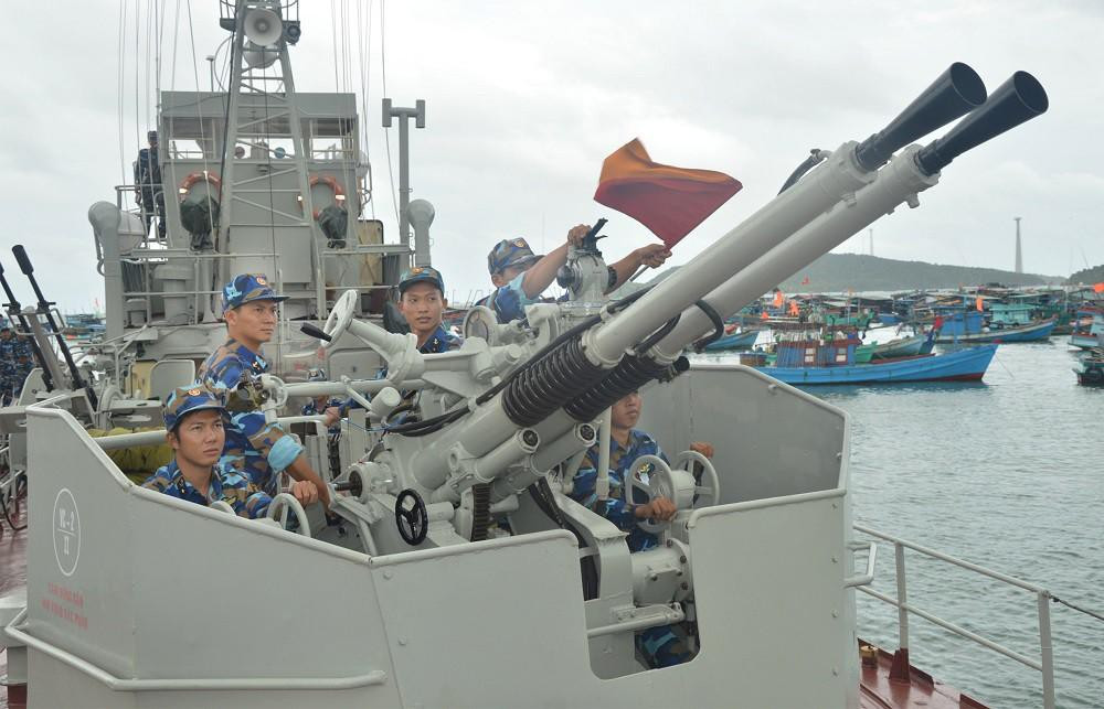 Khẩu pháo này có kíp chiến đấu yêu cầu tối thiểu năm chiến sĩ, trong đó có một sĩ quan chỉ huy cùng hai nạp đạn viên. Nguồn ảnh: Baohaiquan.