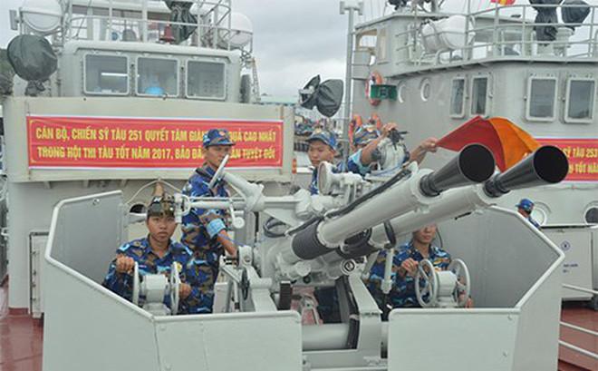 Ngoài ra, còn có hai chiến sĩ khác với nhiệm vụ chỉnh hướng pháo và cao độ của khẩu pháo này khi tác chiến. Nguồn ảnh: Baohaiquan.