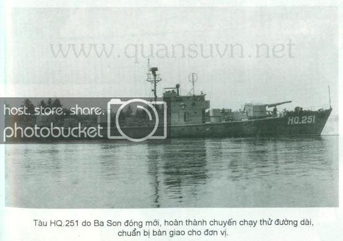 Hình ảnh cực hiếm tàu pháo TP-01 số hiệu 251 chuẩn bị chạy thử đường dài trước khi ban giao cho đơn vị. Hiện cũng không có tham số kỹ thuật về lượng giãn nước, kích cỡ hay tính năng tác chiến của nó. Nguồn ảnh: TL.