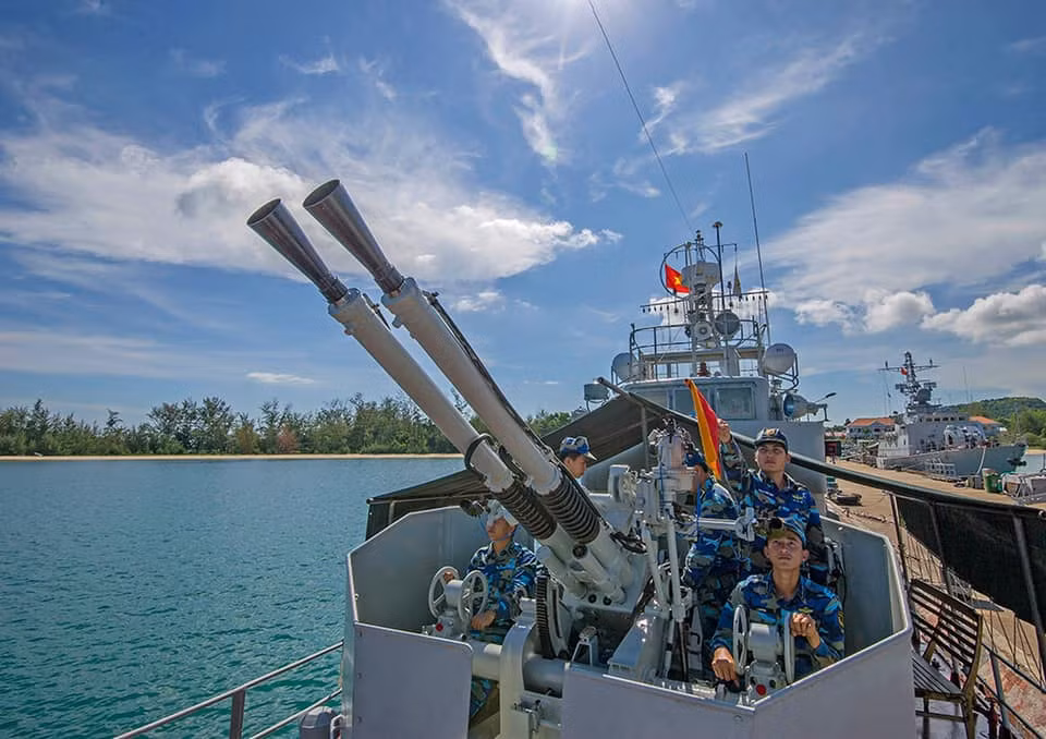 Đây là hệ thống pháo 2 nòng cỡ 57mm do Trung Quốc sản xuất. Tàu 251 có trang bị tổng cộng hai tổ hợp pháo này với một tổ hợp ở trước mũi và một tổ hợp ở phía sau khoang chỉ huy. Nguồn ảnh: Baohaiquan.