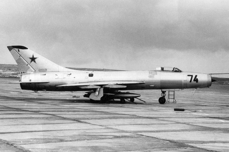 Nhược điểm của Su-9 nằm ở hệ thống điều khiển. Su-9 rất dễ gặp tai nạn vì cần lái của nó cực kỳ nhẹ và nhạy. Khi phi công phạm sai lầm và hơi "mạnh tay", rất có thể sẽ khiến chiếc chiến đấu cơ này rơi vào trạng thái quay lòng vòng mất kiểm soát trên không. Nguồn ảnh: Rumil.