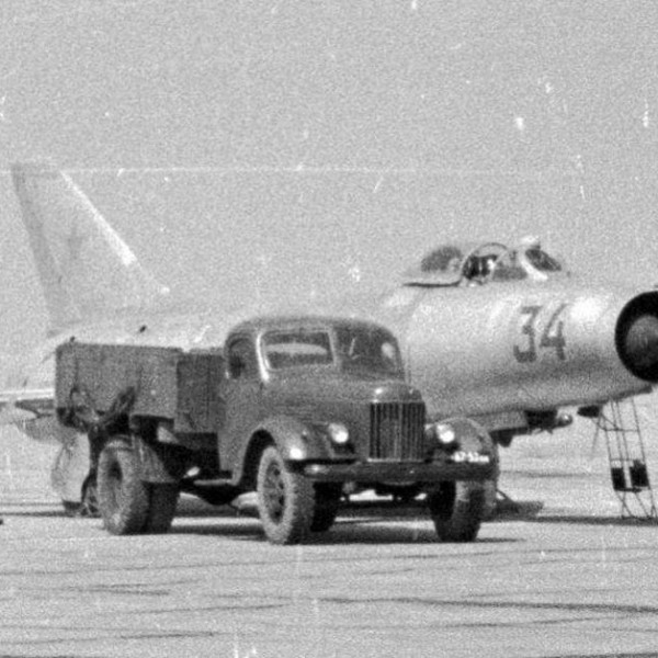 Có lẽ đây cũng là một trong những lý do mà Liên Xô không xuất khẩu loại tiêm kích này ra nước ngoài vì lo sợ các phi công nước ngoài dù được đào tạo kỹ lưỡng nhưng vẫn luôn có trình độ "dưới cơ" phi công Liên Xô sẽ gặp nhiều tai nạn khi bay với Su-9. Nguồn ảnh: Rumil.