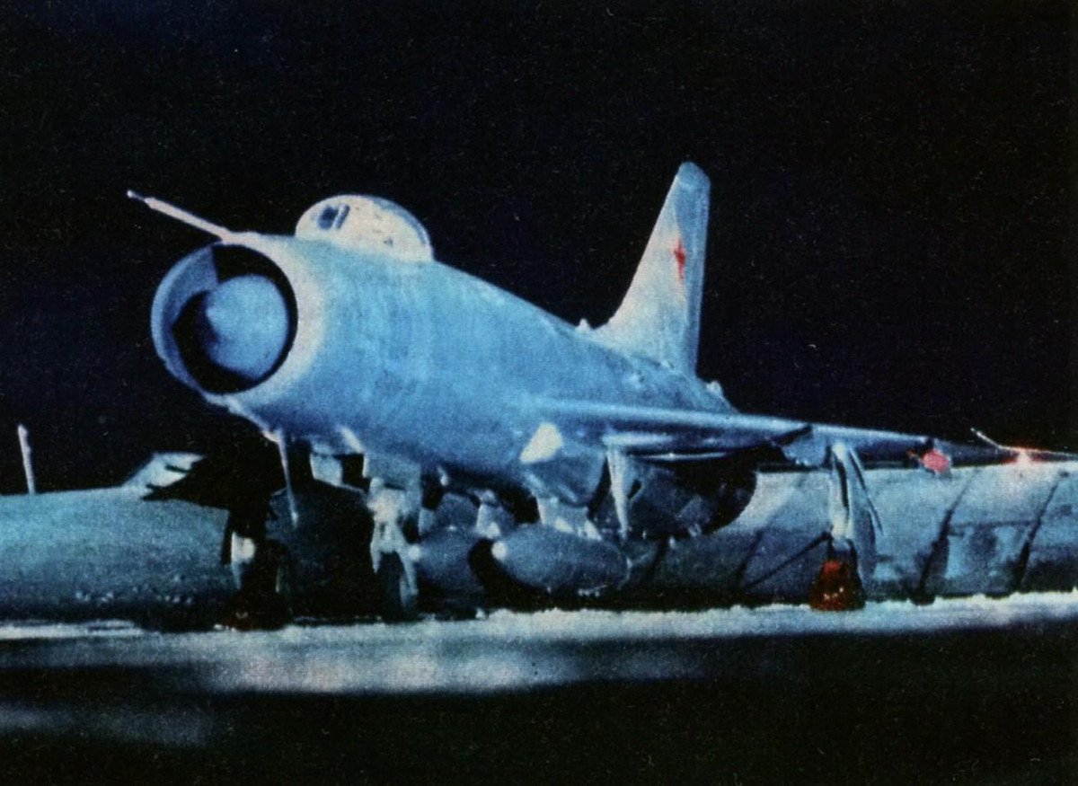 Với Su-9, câu chuyện lại không "thuận buồm" như MiG-21. Không một chiếc Su-9 nào được Liên Xô xuất khẩu ra nước ngoài, thậm chí các quốc gia thân thiết nhất với Moscow thời điểm đó như Belarus hay Ukraine dù rất thèm khát loại tiêm kích này cũng chỉ được phép... ngậm ngùi ngắm chúng bay vọt qua đầu. Nguồn ảnh: Rumil.