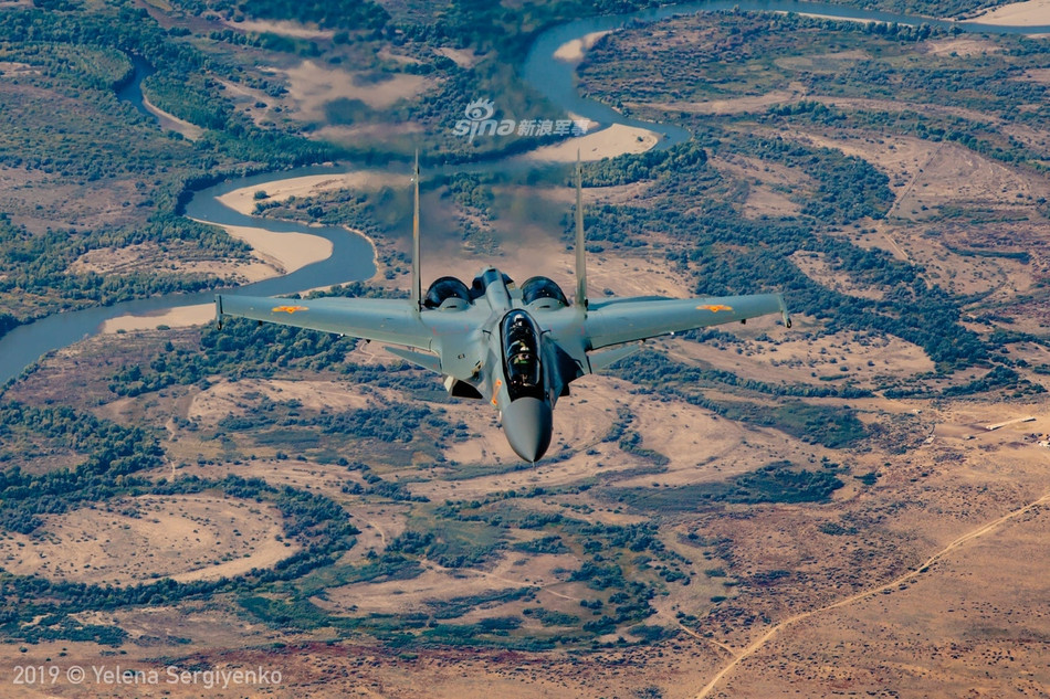 Hệ thống radar mà tiêm kích Su-30SM sử dụng là loại N011M Bá. Đây là loại radar có tầm phát hiện mục tiêu tối đa 400 km, tầm tìm kiếm tối đa 200 km khi sử dụng ăng-ten quét mảng. Nguồn ảnh: Sina.