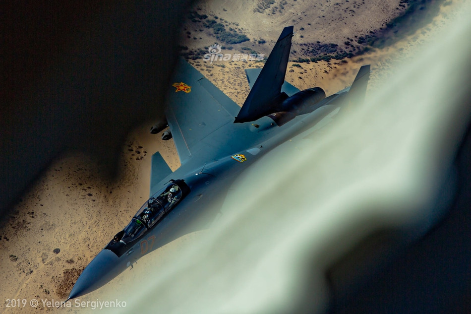 Bên cạnh đó, tính năng tác chiến điện tử của Su-30SM cũng được chú trọng. Loại chiến đấu cơ này có thể mang theo được cùng lúc hai pods áp chế điện tử loại SAP-518. Đây là loại pod áp chế điện tử chọ phép Su-30SM miễn nhiễm trước các loại hoả lực không đối không, đất đối không của oddosi phương. Nguồn ảnh: Sina.