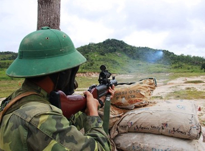 So với M203, súng phóng lựu M79 cồng kềnh hơn, người lính khi mang theo M79 sẽ không thể vác theo được vũ khí cá nhân khác để tự vệ. Tuy nhiên bù lại M79 với nòng dài hơn cho phép bắn xa hơn, độ chính xác cao hơn. Nguồn ảnh: QPVN.