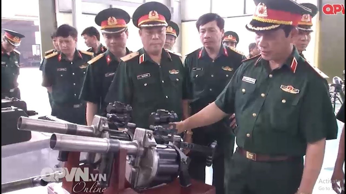 Cuối cùng là súng phóng lựu Milkor MGL. Đây là loại súng phóng lựu cỡ nòng 40mm do... Nam Phi sản xuất và đã được Việt Nam mua bản quyền, sản xuất nội địa. Nguồn ảnh: QPVN.