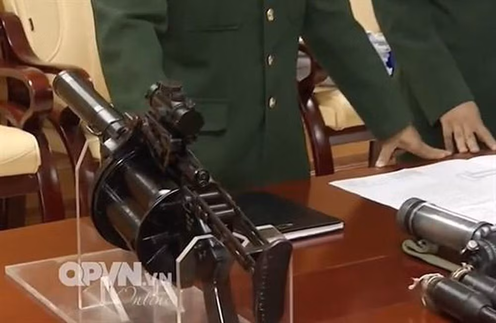 Loại súng phóng lựu này có dự trữ đạn tối đa 6 viên, giúp xạ thủ có thể khai hoả liên tục, khắc phục được nhược điểm nạp đạn sau từng phát bắn như khẩu M79 nhưng bù lại VN1 lại khá cồng kềnh, riêng súng không đã nặng 5,3 kg. Nguồn ảnh: QPVN.