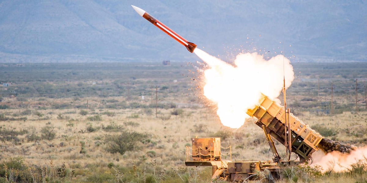 Trong năm tài chính 2019, Mỹ đã bán được lượng vũ khí trị giá 55 tỷ USD và tiếp tục trở thành quốc gia xuất khẩu vũ khí nhiều nhất thế giới. Để có thể đạt được thành tựu này, ngoài việc vũ khí tốt thôi là chưa đủ, Mỹ vẫn cần tới một vài ngón nghề mang đậm chất "con buôn" để giữ vững vị trí thứ nhất của mình. Nguồn ảnh: BI.