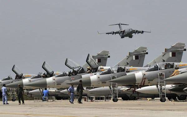 Nếu xét tổng quát lại, mỗi hợp đồng mua bán vũ khí giữa nước ngoài với Mỹ trong năm 2019 dự kiến sẽ giảm khoảng 16,7% các loại chi phí phụ so với năm ngoái - nghĩa là cứ mua 10 chiếc xe tăng, người mua sẽ... lời thêm hẳn 1 chiếc rưỡi so với cùng kỳ năm ngoái. Nguồn ảnh: BI.