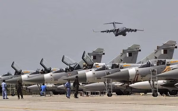 Nếu xét tổng quát lại, mỗi hợp đồng mua bán vũ khí giữa nước ngoài với Mỹ trong năm 2019 dự kiến sẽ giảm khoảng 16,7% các loại chi phí phụ so với năm ngoái - nghĩa là cứ mua 10 chiếc xe tăng, người mua sẽ... lời thêm hẳn 1 chiếc rưỡi so với cùng kỳ năm ngoái. Nguồn ảnh: BI.