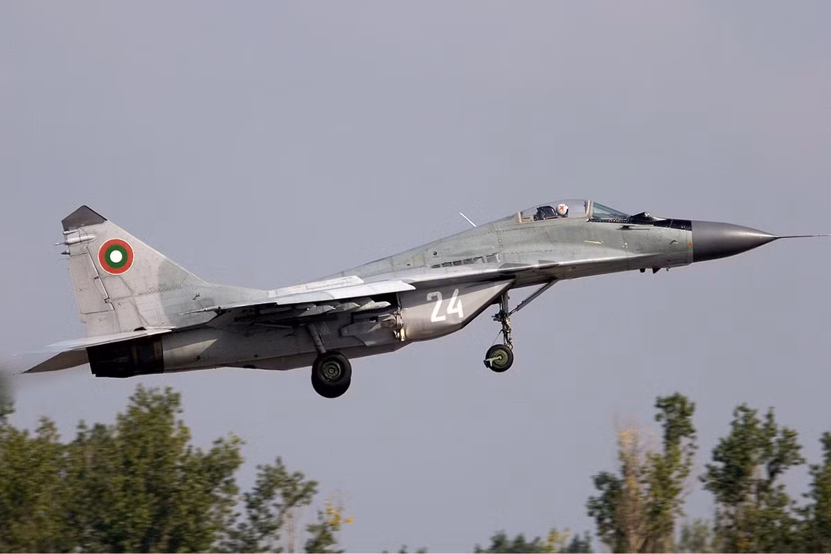 MiG-29 có tốc độ tối đa ở độ cao lớn lên tới Mach 2,25 tương đương với 2400 km/h. Tầm bay tối đa của loại chiến đấu cơ này khi mang theo bình xăng phụ lên tới 1430 km và có trần bay 18.000 mét. Nguồn ảnh: Defpost.
