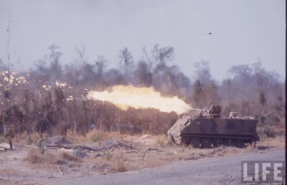 Xe được trang bị bốn bình chất cháy, mỗi bình dung tích 50 gallons (khoảng gần 190 lít). Khi máy áp lực hoạt động hết công suất, toàn bộ bốn bình chất cháy này có thể được phun ra hết chỉ trong vòng 32 giây.