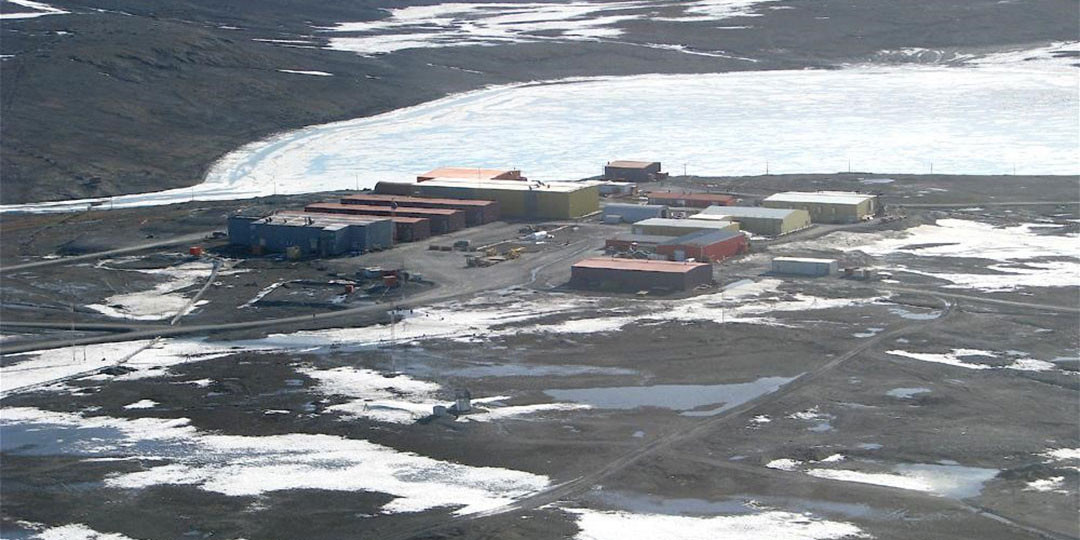  Căn cứ Không quân của Canada đặt ở nơi gần điểm cực Bắc nhất thế giới có tên Trạm Cảnh Báo Canada. Căn cứ này được đặt cách cực Bắc của Trái Đất chỉ hơn 600km và thường xuyên có ít nhất 55 lính Canada cùng các nhà khoa học thường trú quanh năm. Nguồn ảnh: BI.