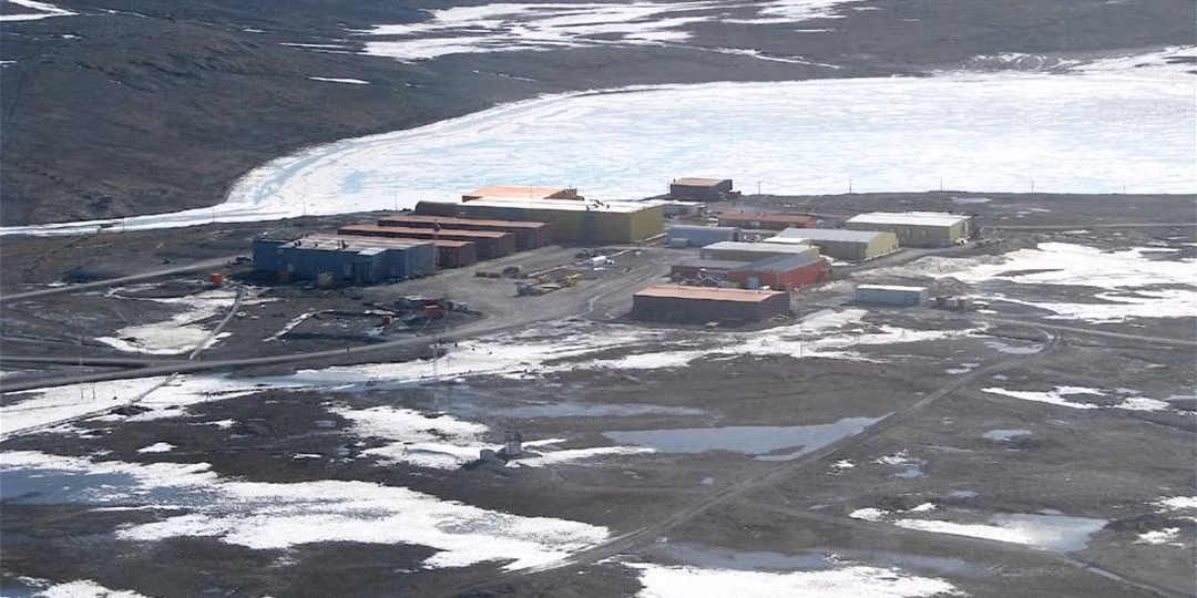  Căn cứ Không quân của Canada đặt ở nơi gần điểm cực Bắc nhất thế giới có tên Trạm Cảnh Báo Canada. Căn cứ này được đặt cách cực Bắc của Trái Đất chỉ hơn 600km và thường xuyên có ít nhất 55 lính Canada cùng các nhà khoa học thường trú quanh năm. Nguồn ảnh: BI.