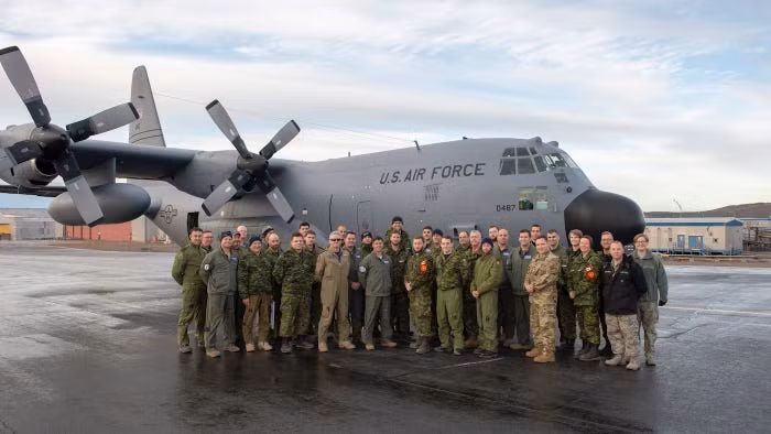 Để có thể hạ cánh được xuống căn cứ này, các loại máy bay vận tải (thường là loại C-130) sẽ phải trang bị ván trượt để hạ cánh thay vì hạ cánh bằng bánh xe thông thường. Nguồn ảnh: BI.