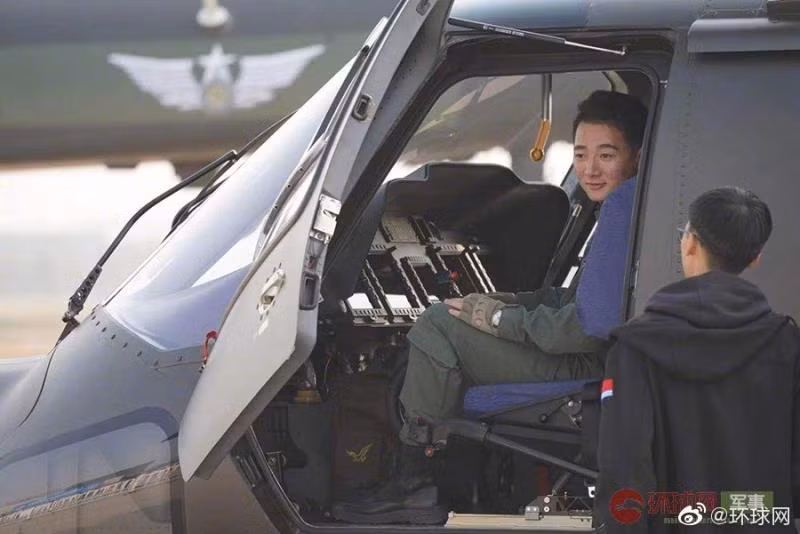 Thậm chí những hình ảnh hiếm hoi ghi lại trong khoang lái cũng cho thấy nhiều nét "tương đồng" đến đáng ngạc nhiên trong thiết kế của Harbin Z-20 với Black Hawk. Nguồn ảnh: Huanqiu.
