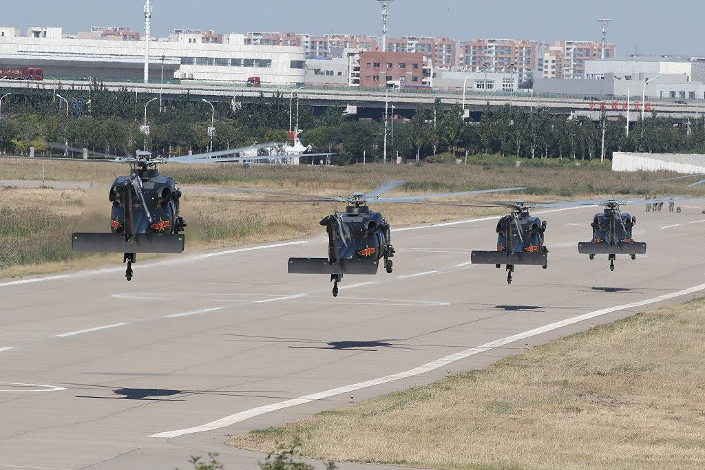 Tại triển lãm hàng không Trung Quốc hiện đang được tổ chức tại Thiên Tân, lần đầu tiên các trực thăng Harbin Z-20 của Trung Quốc được xuất hiện với số lượng lớn và công khai. Nguồn ảnh: Huanqiu.