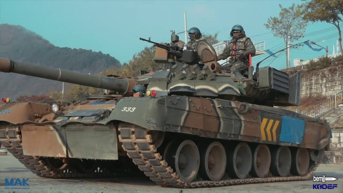 Phía Hàn Quốc cực kỳ thích thú khi được tiếp cận với loại xe tăng này vì đây là những xe tăng đầu tiên trên thế giới sử dụng động cơ tua-bin - loại động cơ xe tăng hiện đại bậc nhất thời bấy giờ với công suất cực cao trong khi kích thước lại nhỏ hơn động cơ thường. Nguồn ảnh Rustam Bogaudinov.