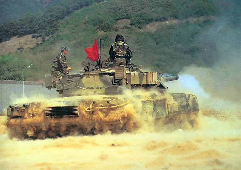 Loại vũ khí chủ yếu được mang ra "gán nợ" là những chiếc xe tăng T-80U. Nga lựa chọn loại xe tăng này phần nhiều là do vào thời điểm đầu thập niên 90, đây là loại xe tăng... đắt đỏ nhất mà Nga sử dụng trong biên chế của mình. Nguồn ảnh Rustam Bogaudinov.