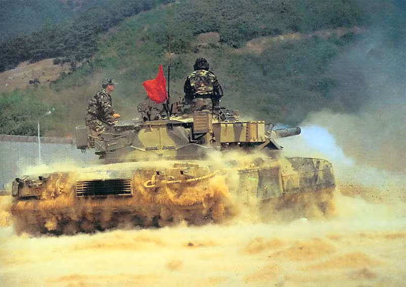 Loại vũ khí chủ yếu được mang ra "gán nợ" là những chiếc xe tăng T-80U. Nga lựa chọn loại xe tăng này phần nhiều là do vào thời điểm đầu thập niên 90, đây là loại xe tăng... đắt đỏ nhất mà Nga sử dụng trong biên chế của mình. Nguồn ảnh Rustam Bogaudinov.