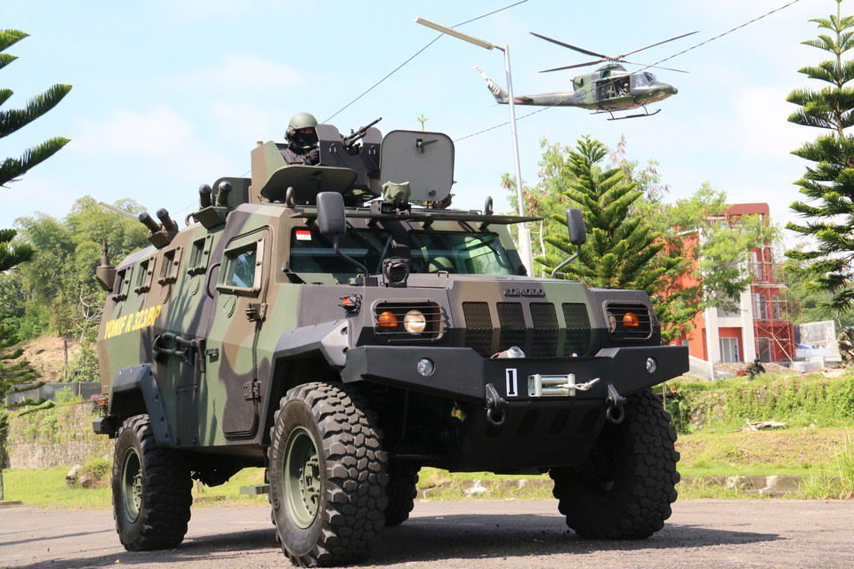 Xe thiết giáp Pindad Komodo cũng là một sản phẩm do Indonesia tự nghiên cứu và sản xuất, bắt đầu được đưa vào phục vụ trong biên chế nước này từ năm 2012 và có giá từ 250.000 cho tới 300.000 USD mỗi chiếc tuỳ phiên bản. Nguồn ảnh: Pinterest.