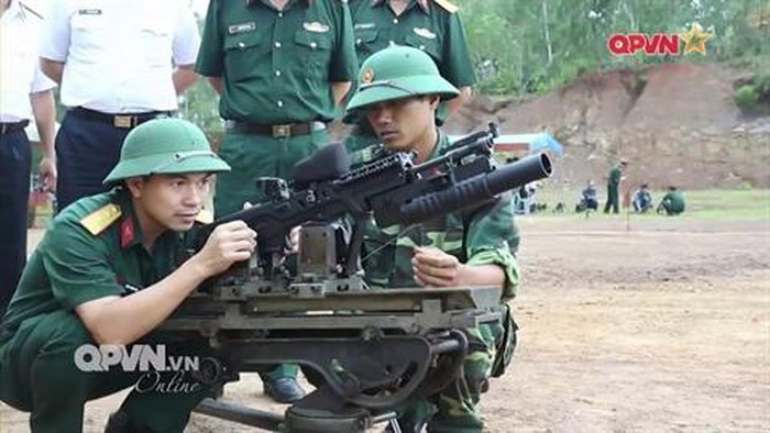 Tuy nhiên khi gắn thêm súng phóng lựu kẹp nòng M203 hoặc GL-40 vào GTAR-21, trọng lượng tổng thể của GTAR-21 sẽ tăng lên và người lính sẽ phải mang thêm cả đạn phóng lựu 40mm cồng kềnh. Nguồn ảnh: QPVN.