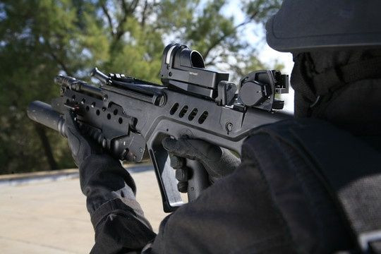 Khác với phiên bản gốc, GTAR-21 được thiết kế với hệ thống khớp nối phía dưới nòng súng, cho phép nó gắn được thêm súng phóng lựu M203 cỡ 40mm kẹp nòng. Nguồn ảnh: Rifle.