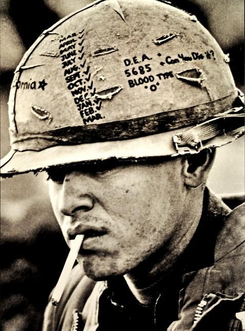  Một lính Mỹ khác đã gần kết thúc một năm quân dịch phục vụ ở Việt Nam. Theo những thông tin được ghi trên mũ của người lính này, anh chỉ còn một tháng là được về nước.