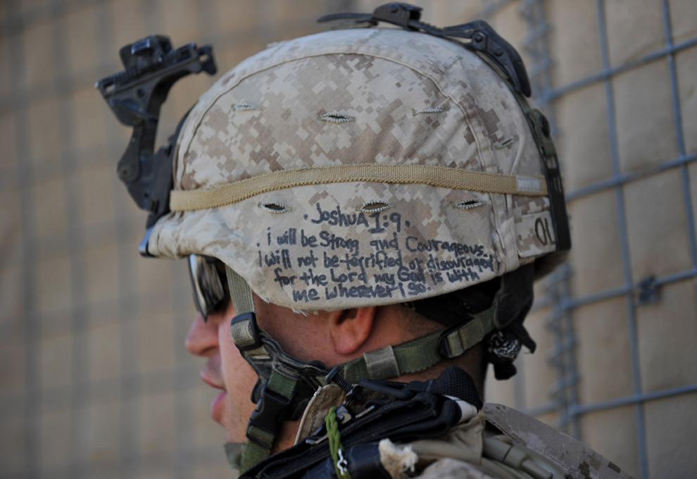 Cho tới tận thời điểm hiện tại, lính Mỹ vẫn tiếp tục ghi những thông điệp "từ tận đáy lòng" lên mũ giáp của mình. Ảnh: Lính Mỹ trích một đoạn trong Kinh Thánh lên mũ. Nguồn ảnh: Warzone.