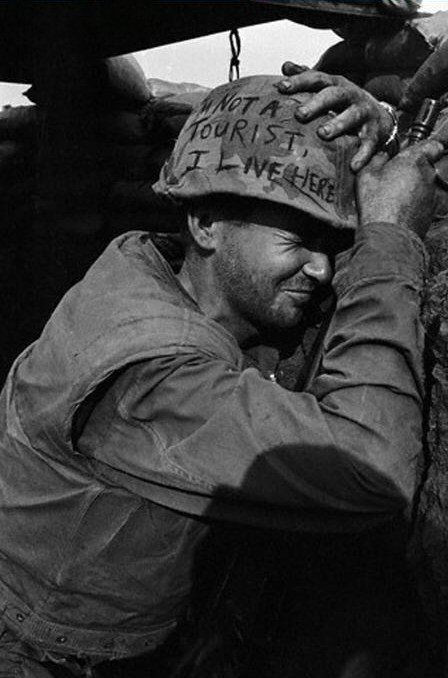 Một lính mỹ ở Khe Sanh với thông điệp "Tôi không phải khách du lịch, tôi sống ở đây".