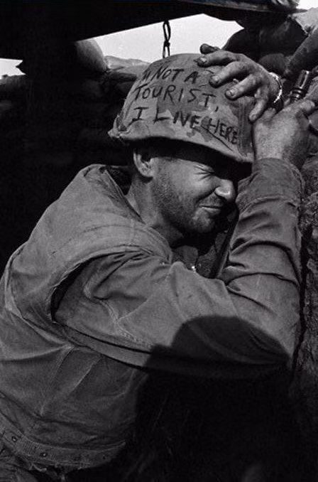 Một lính mỹ ở Khe Sanh với thông điệp "Tôi không phải khách du lịch, tôi sống ở đây".