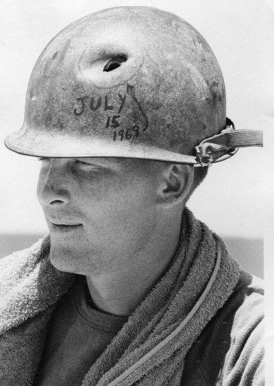 Lỗ đạn "kỷ niệm" trên chiếc mũ sắt của lính Mỹ trong chiến tranh Việt Nam có đánh dấu ngày tháng khi cái lỗ này được tạo ra.