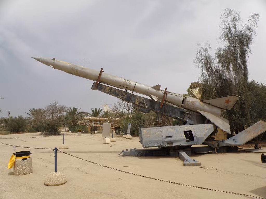 Theo nhiều nguồn tin, sau khi được nâng cấp, tổ hợp SAM-2 có khả năng kháng nhiễu rất tốt và bắt bám được cả những mục tiêu có kích thước nhỏ như tên lửa hành trình hay máy bay không người lái. Nguồn ảnh: Sina.