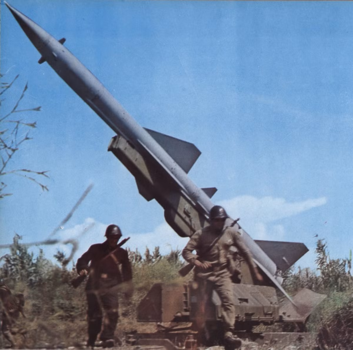 Ngoài ra, tên lửa phòng không SAM-2 cũng được nâng cấp hệ thống radar dẫn bắn, cho phép nó bắt bám cùng lúc ba mục tiêu bay và khai hoả tiêu diệt cùng lúc cả ba mục tiêu - điều từng được coi là bất khả thi với hệ thống cũ nguyên bản trên tên lửa này. Nguồn ảnh: Sina.