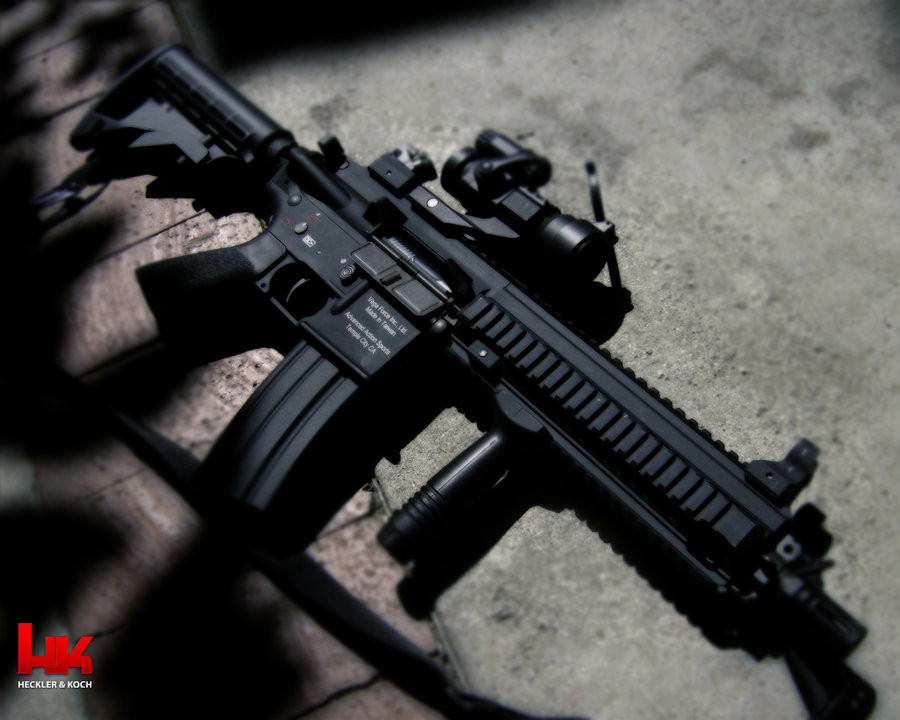 Giống như mọi mẫu súng hiện đại sau này, HK416 có rất nhiều rãnh kỹ thuật, cho phép nó có thể mang thêm nhiều loại thiết bị phụ trợ, giúp người lính tác chiến dễ dàng hơn trong mọi hoàn cảnh. Nguồn ảnh: Pinterest.