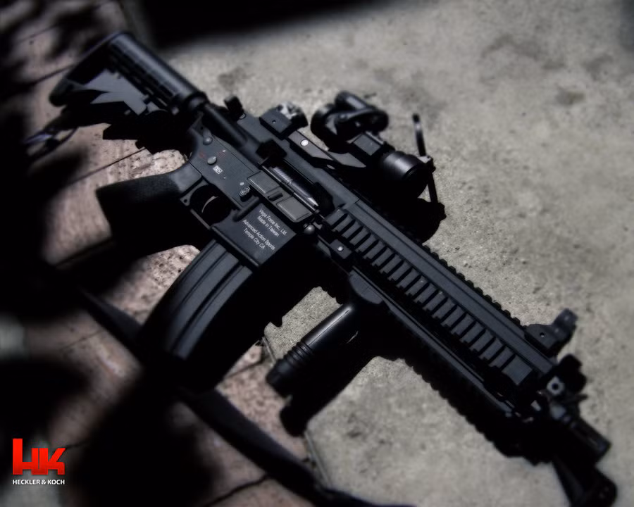 Giống như mọi mẫu súng hiện đại sau này, HK416 có rất nhiều rãnh kỹ thuật, cho phép nó có thể mang thêm nhiều loại thiết bị phụ trợ, giúp người lính tác chiến dễ dàng hơn trong mọi hoàn cảnh. Nguồn ảnh: Pinterest.